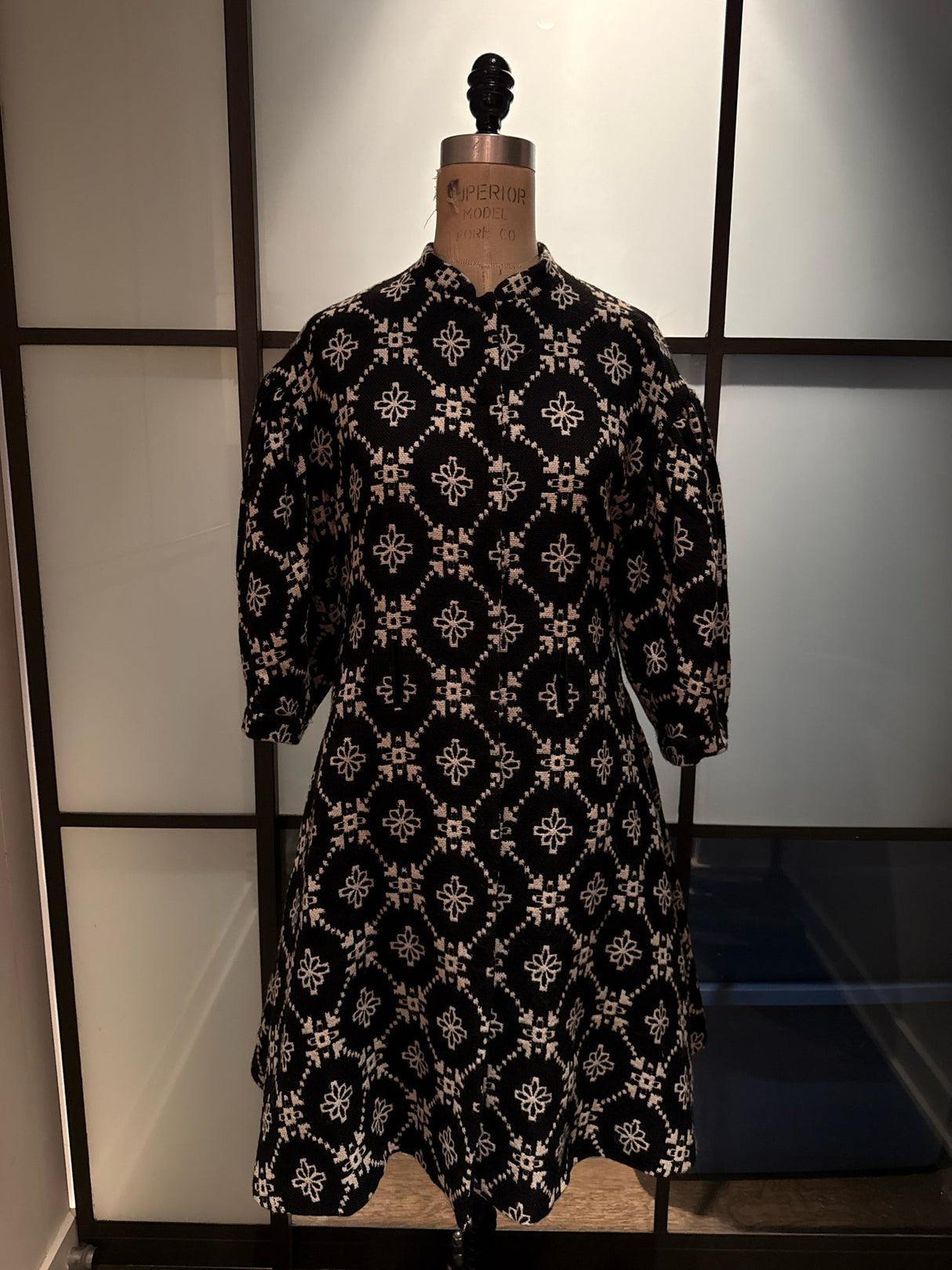 Moschino Size 8 Black & White Wool 3/4 Sleeve Coat