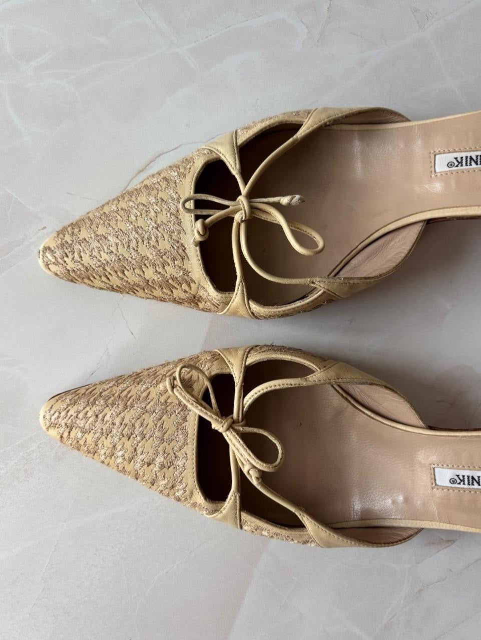 Manolo Blahnik EU 40.5 Cream Houndstooth Embroidered Pointed Toe Kitten Heel Mule