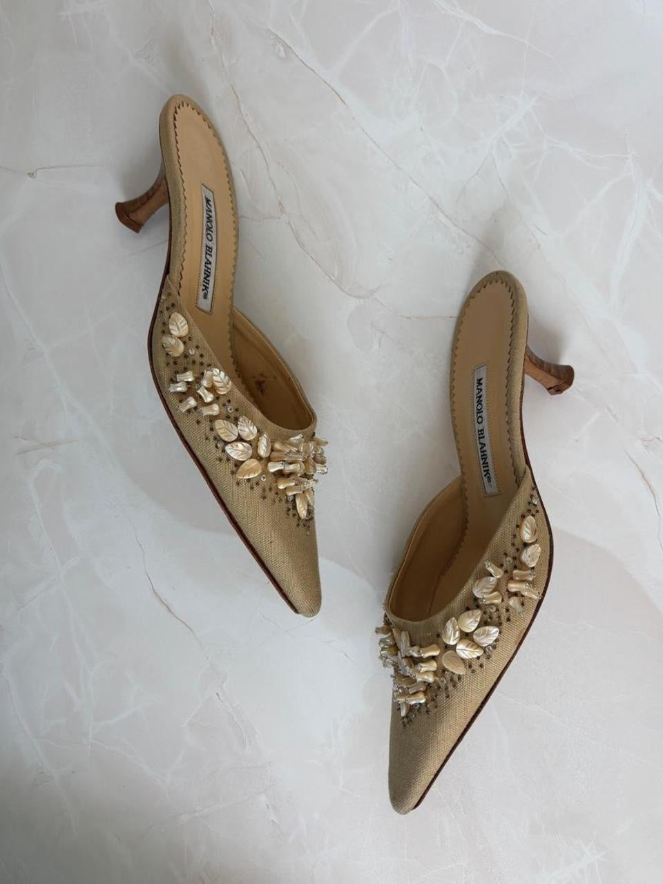 Manolo Blahnik EU 38 Tan Linen Canvas Pointed Toe Kitten Heel Mule