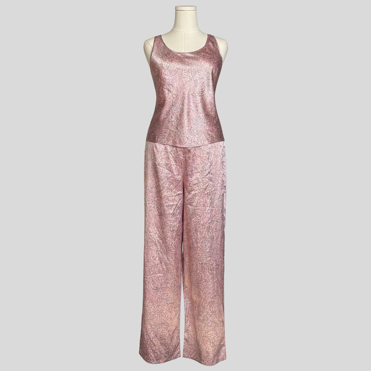 Silky pajama set in pink paisley