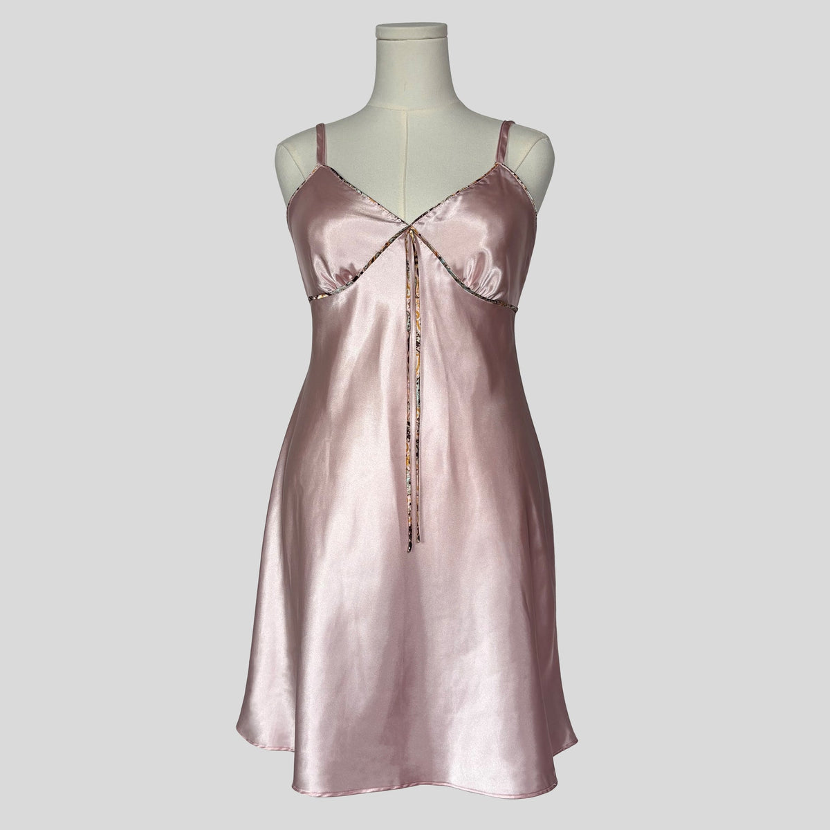 Silky pattern trim slip