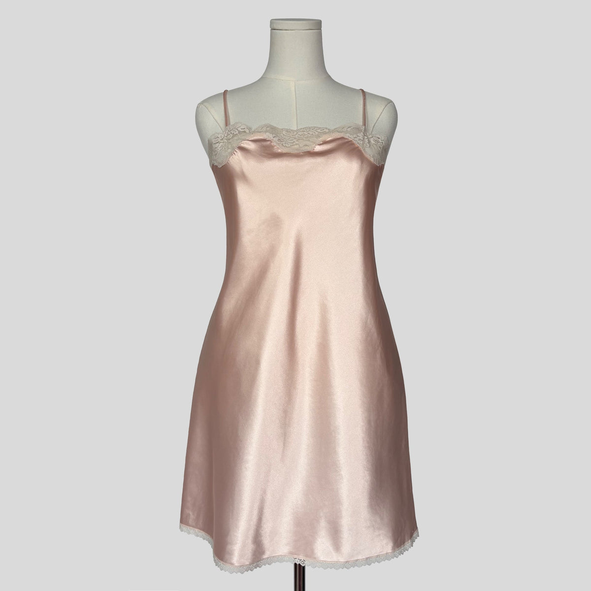 Scalloped lace trim alip