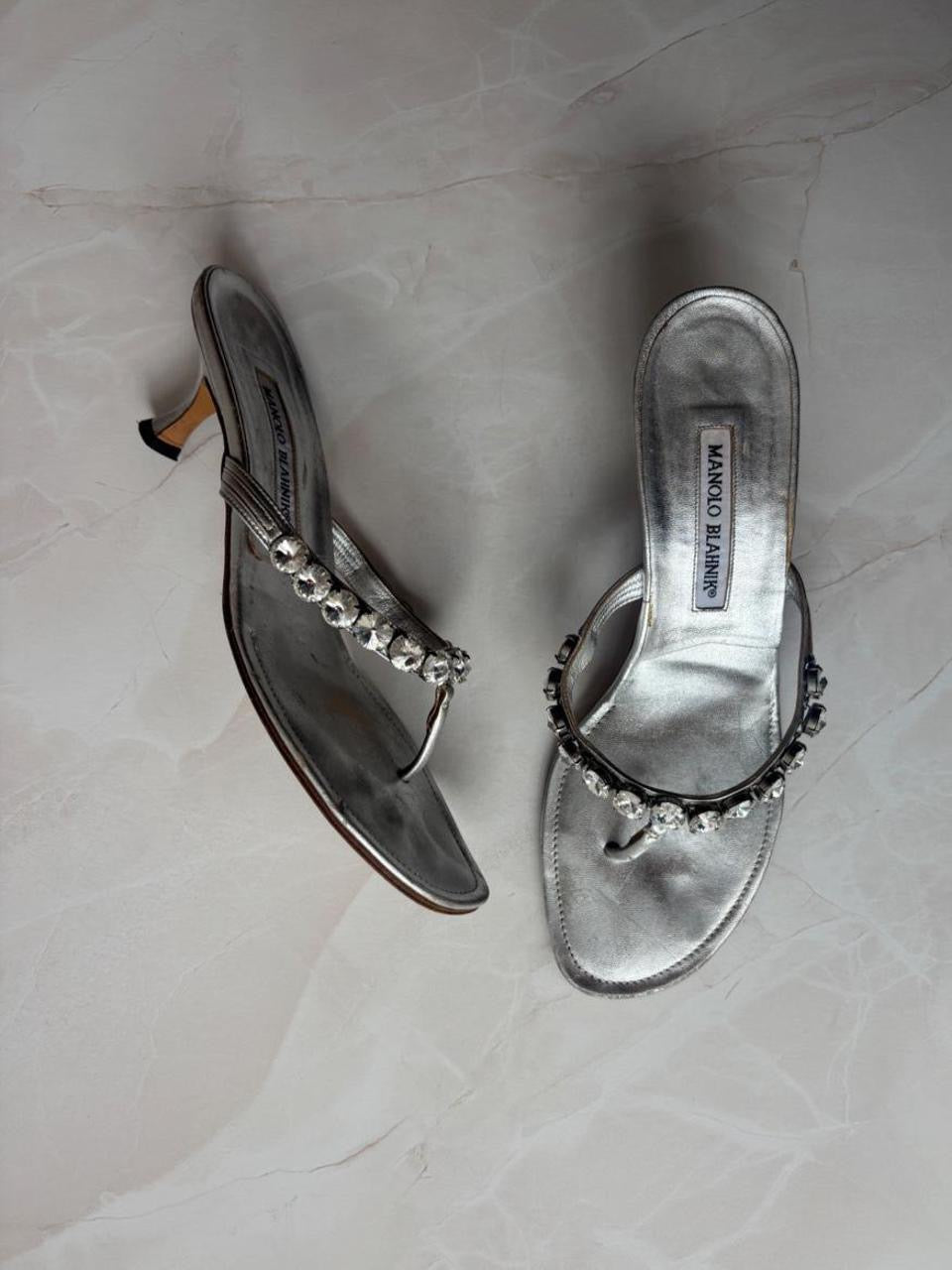 Manolo Blahnik EU 39 Silver Leather Crystal Thong Kitten Heel Sandal