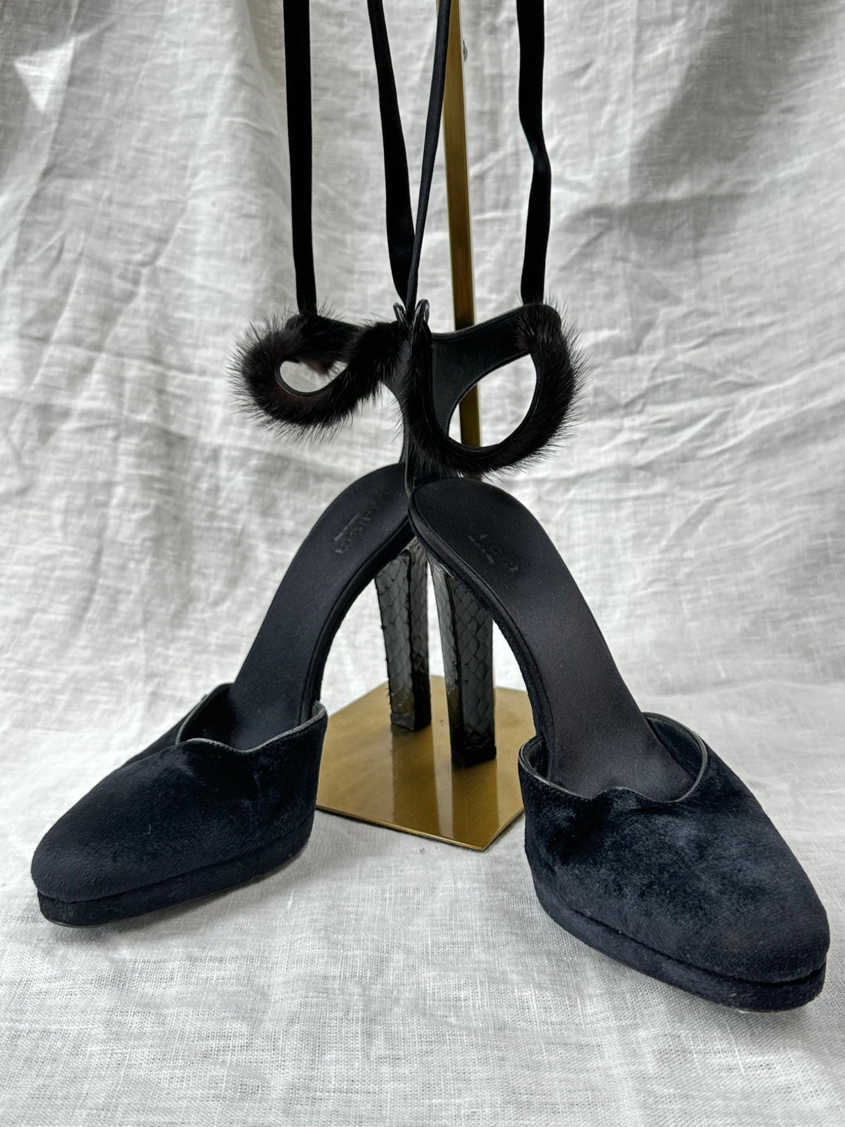 Gucci Tom Ford noir velvet and fur lace up heels