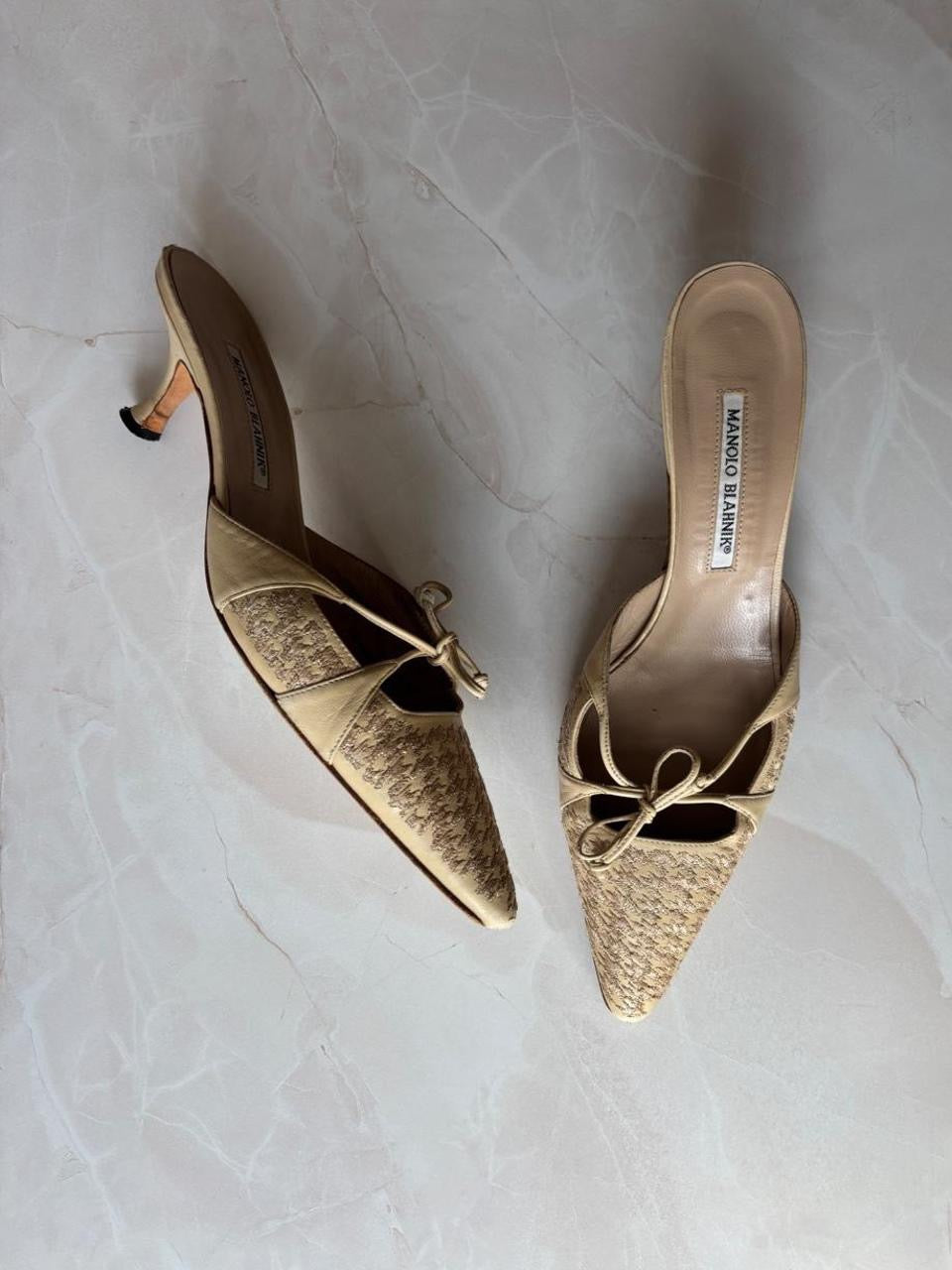 Manolo Blahnik EU 40.5 Cream Houndstooth Embroidered Pointed Toe Kitten Heel Mule