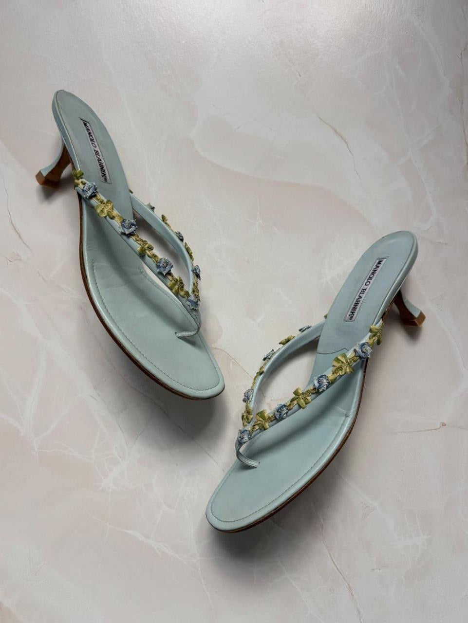 Manolo Blahnik EU 40 Ice Blue Leather Thong Sandal Kitten Heel