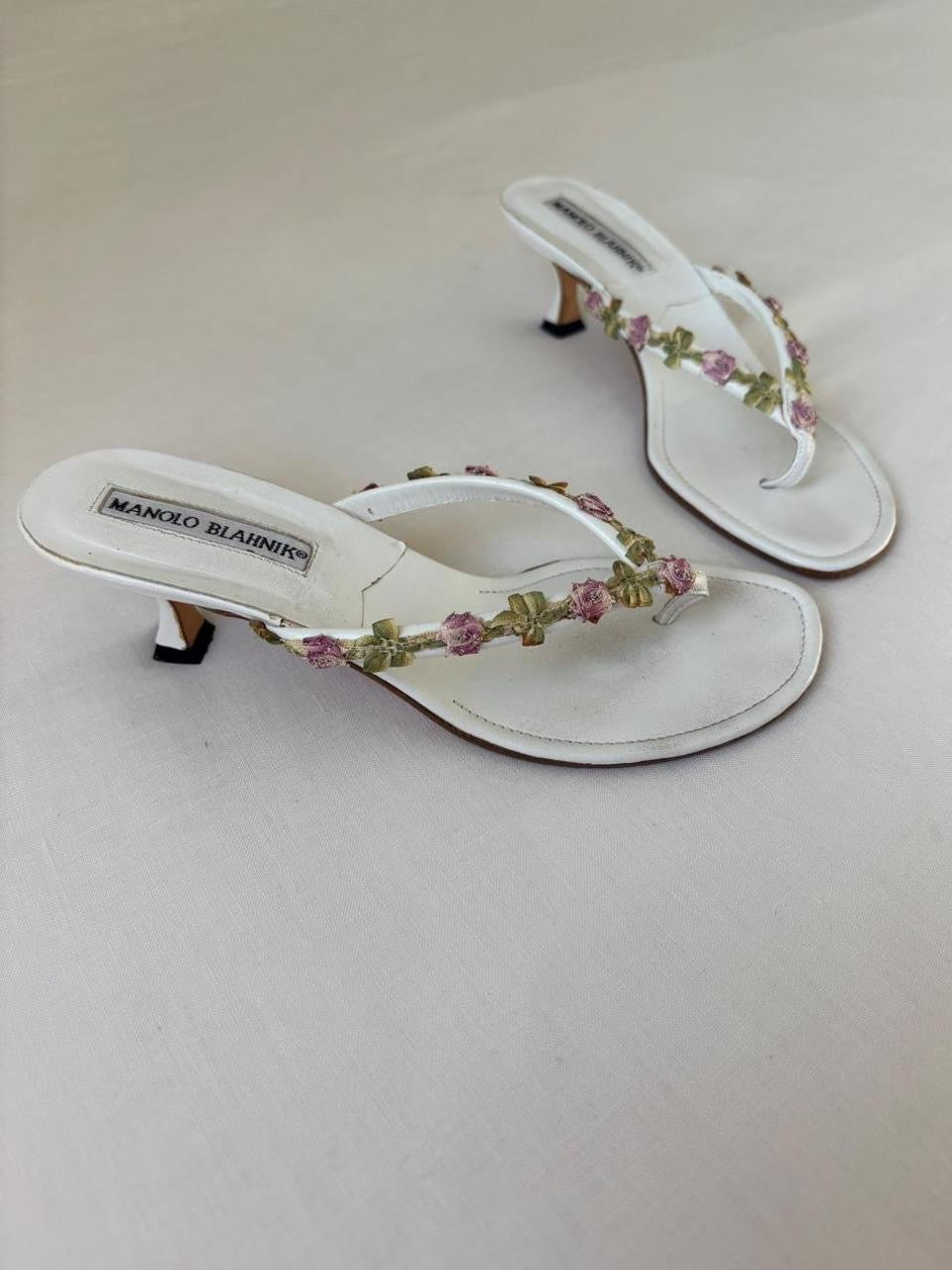 Manolo Blahnik EU 36 White Leather Floral Thong Kitten Heel Sandal