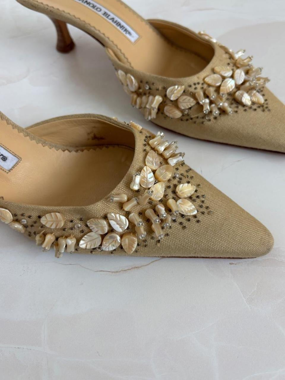 Manolo Blahnik EU 38 Tan Linen Canvas Pointed Toe Kitten Heel Mule