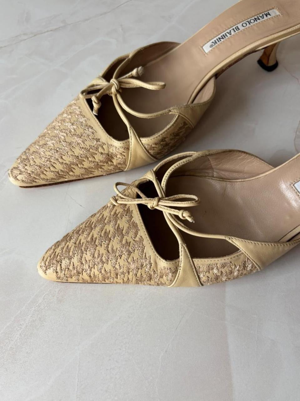 Manolo Blahnik EU 40.5 Cream Houndstooth Embroidered Pointed Toe Kitten Heel Mule