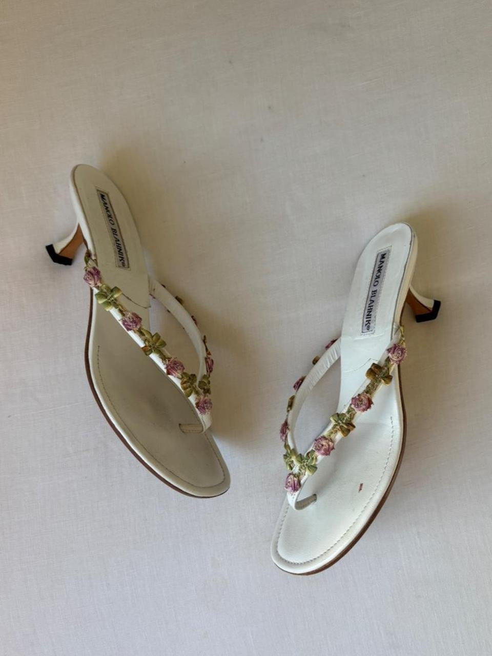 Manolo Blahnik EU 36 White Leather Floral Thong Kitten Heel Sandal