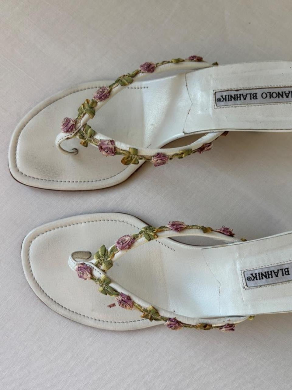 Manolo Blahnik EU 36 White Leather Floral Thong Kitten Heel Sandal