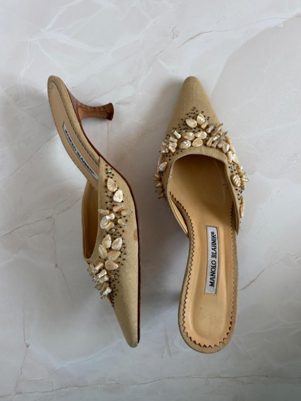 Manolo Blahnik EU 38 Tan Linen Canvas Pointed Toe Kitten Heel Mule