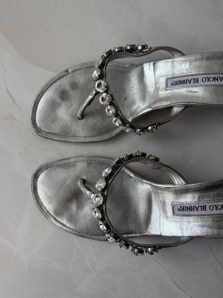 Manolo Blahnik EU 39 Silver Leather Crystal Thong Kitten Heel Sandal