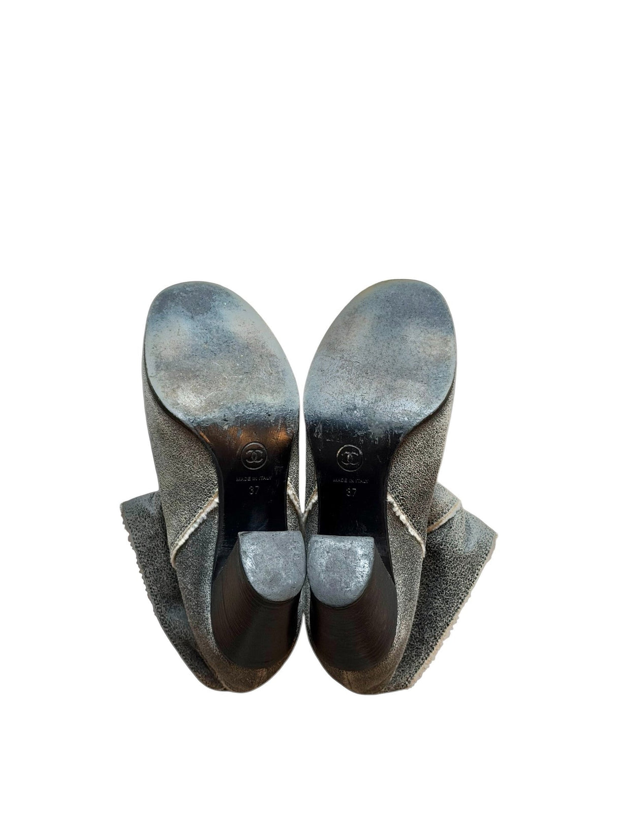 Chanel grey distressed suede and shearling boots (37)