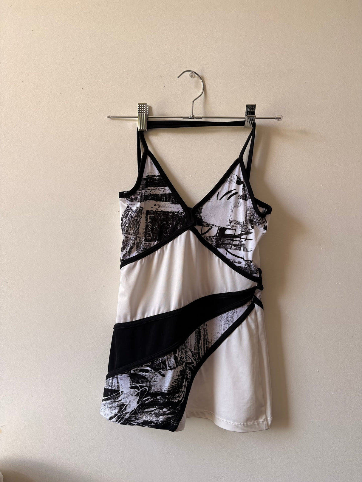 Black & white abstract graphic print