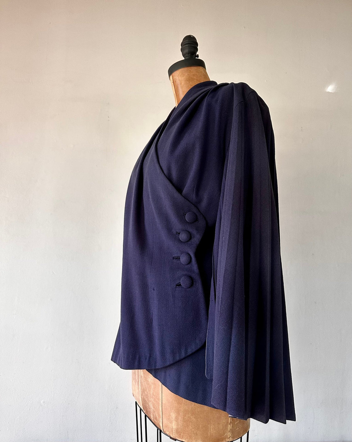 1940 Lilli Ann Navy pleated sleeve kimono style blazer
