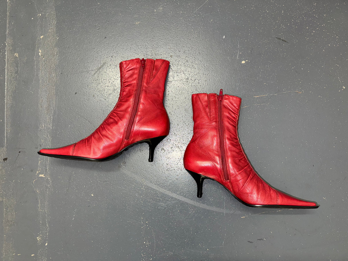 BANDOLINO Red Ruched Leather Pointed Toe Ankle Boot Sz US 8
