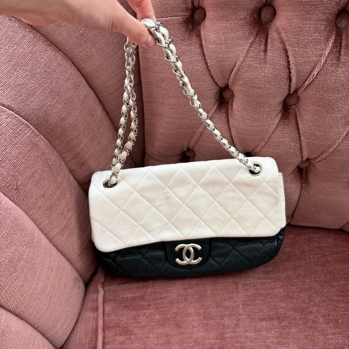 #59 Chanel Flap Black/White Leather Crossbody Bag