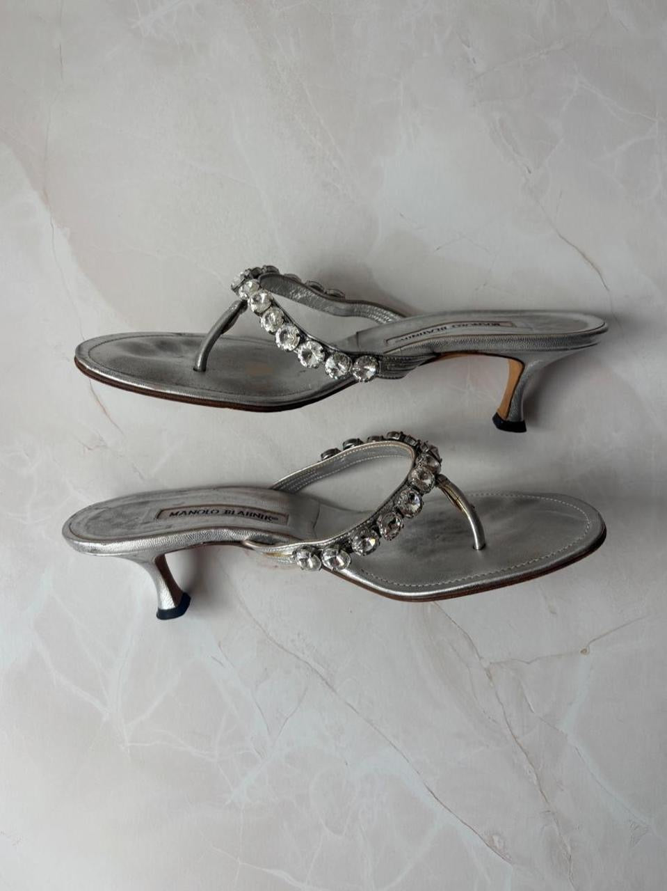 Manolo Blahnik EU 39 Silver Leather Crystal Thong Kitten Heel Sandal