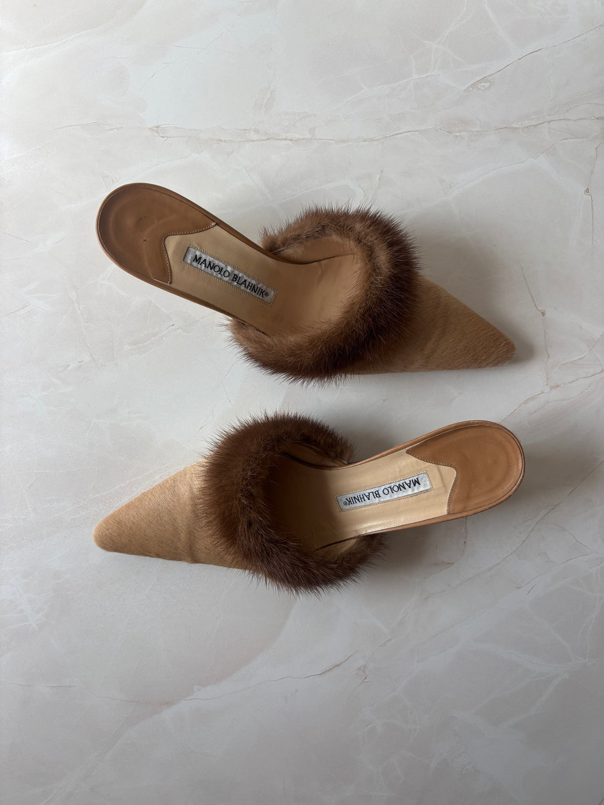 Manolo Blahnik EU 39.5 Tan Pony Hair Fur Trim Pointed Toe Kitten Heel Mule