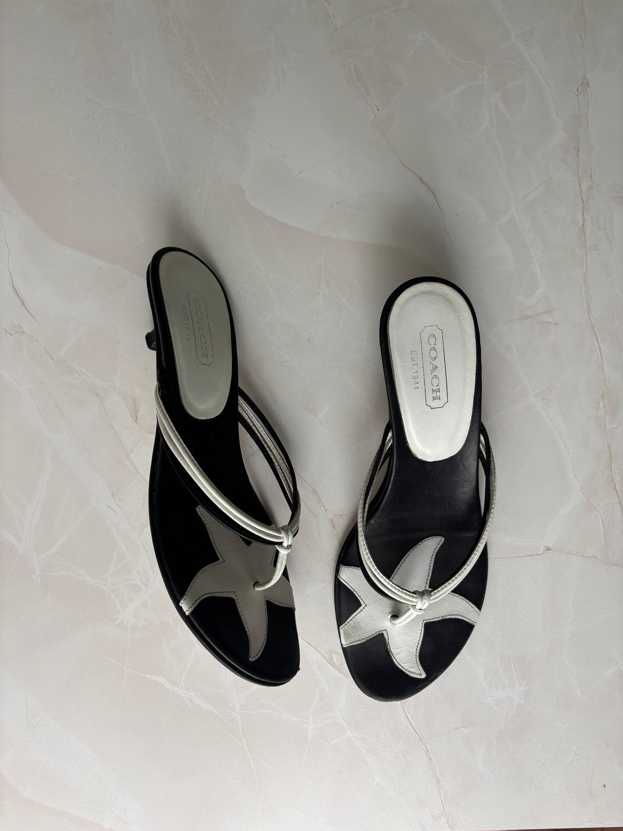 Coach US 8.5 Black and White Leather Open Toe Thong Sandal