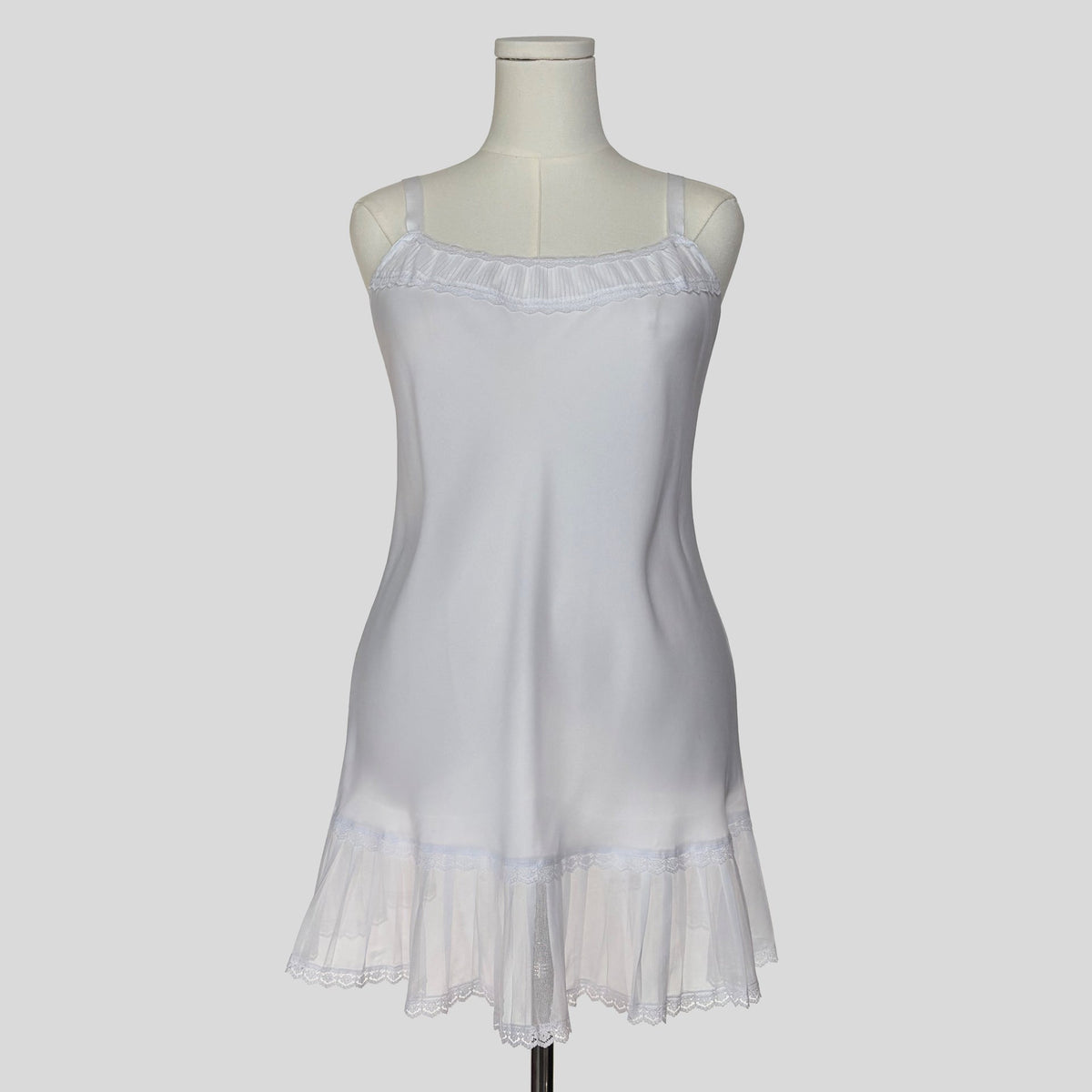 Pleated slip in white