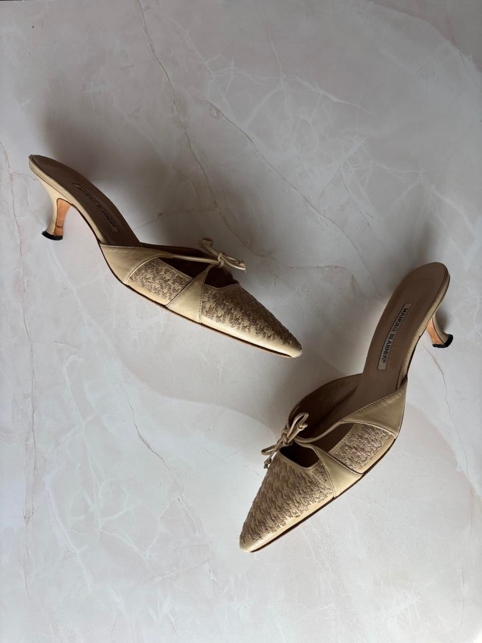Manolo Blahnik EU 40.5 Cream Houndstooth Embroidered Pointed Toe Kitten Heel Mule