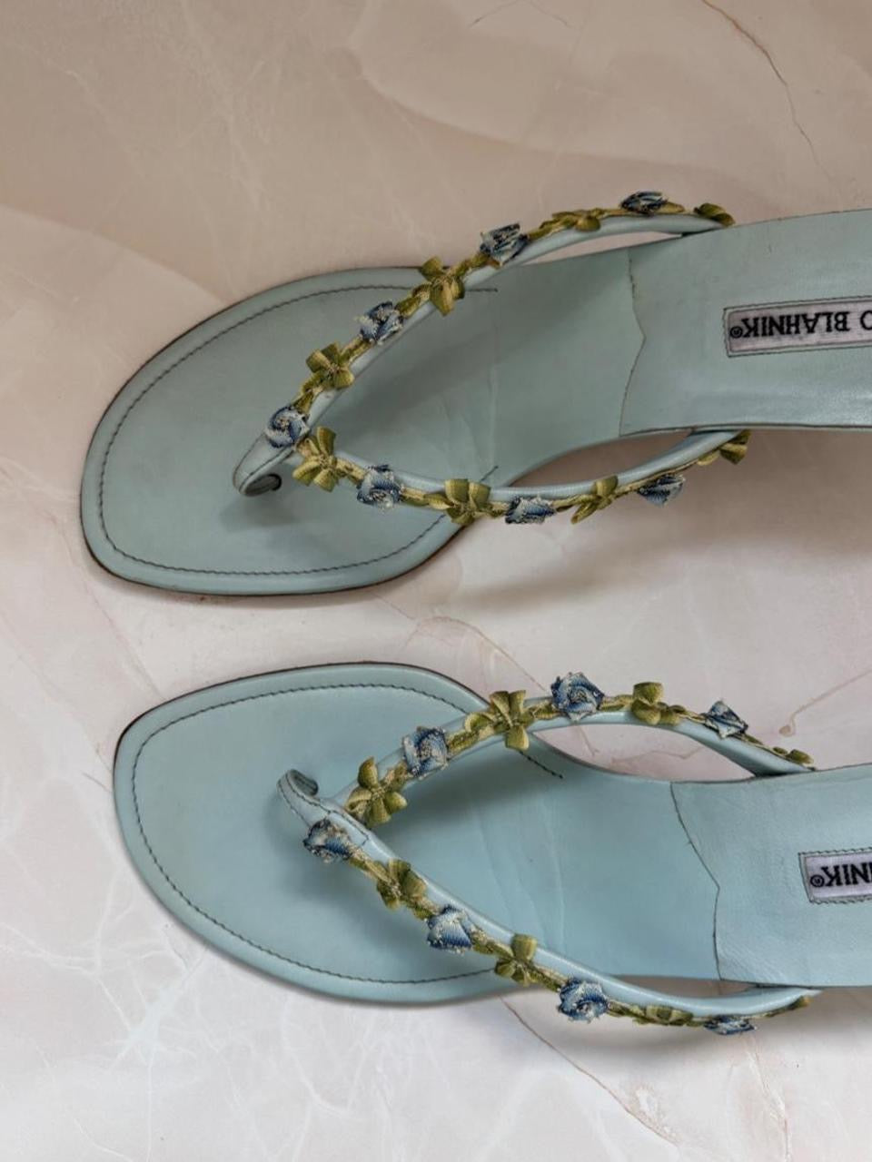 Manolo Blahnik EU 40 Ice Blue Leather Thong Sandal Kitten Heel