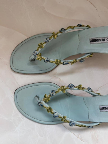 Manolo Blahnik EU 40 Ice Blue Leather Thong Sandal Kitten Heel