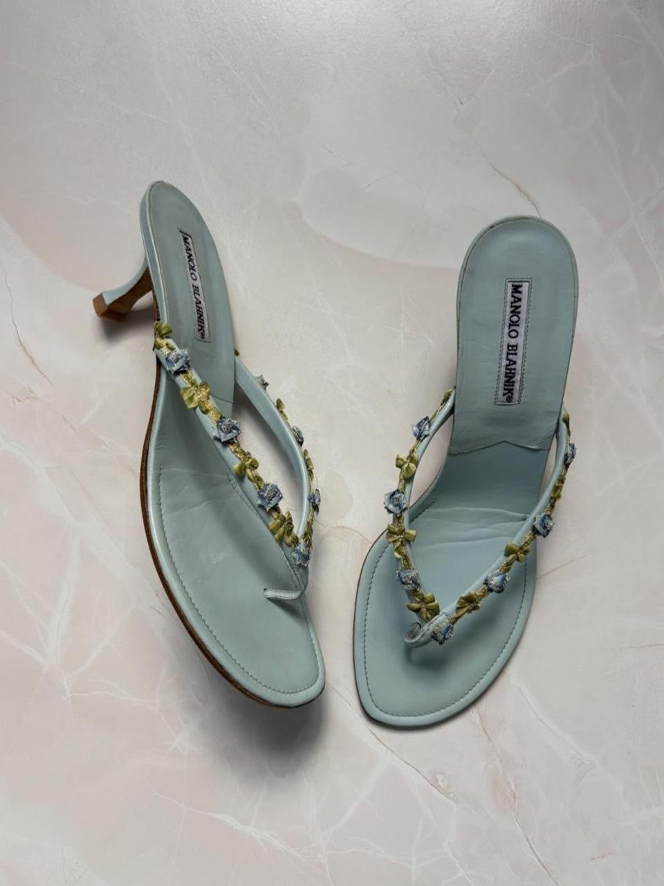 Manolo Blahnik EU 40 Ice Blue Leather Thong Sandal Kitten Heel