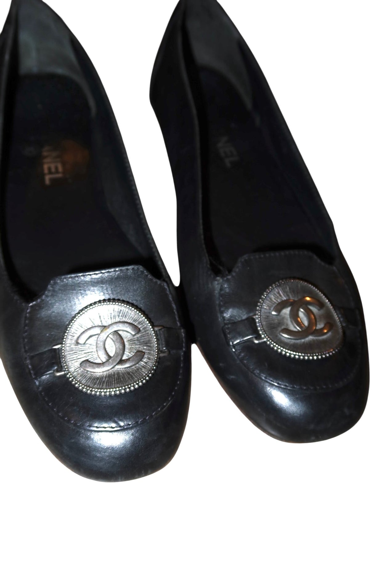 Chanel black leather ballerina flats with silver medallion logo (41)