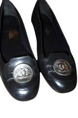 Chanel black leather ballerina flats with silver medallion logo (41)