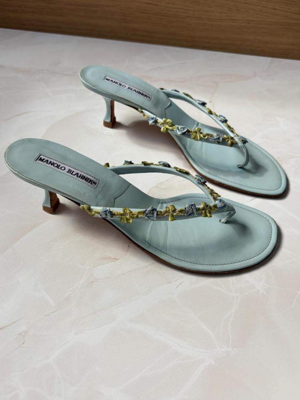 Manolo Blahnik EU 40 Ice Blue Leather Thong Sandal Kitten Heel