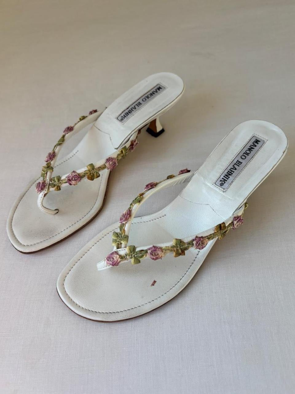Manolo Blahnik EU 36 White Leather Floral Thong Kitten Heel Sandal