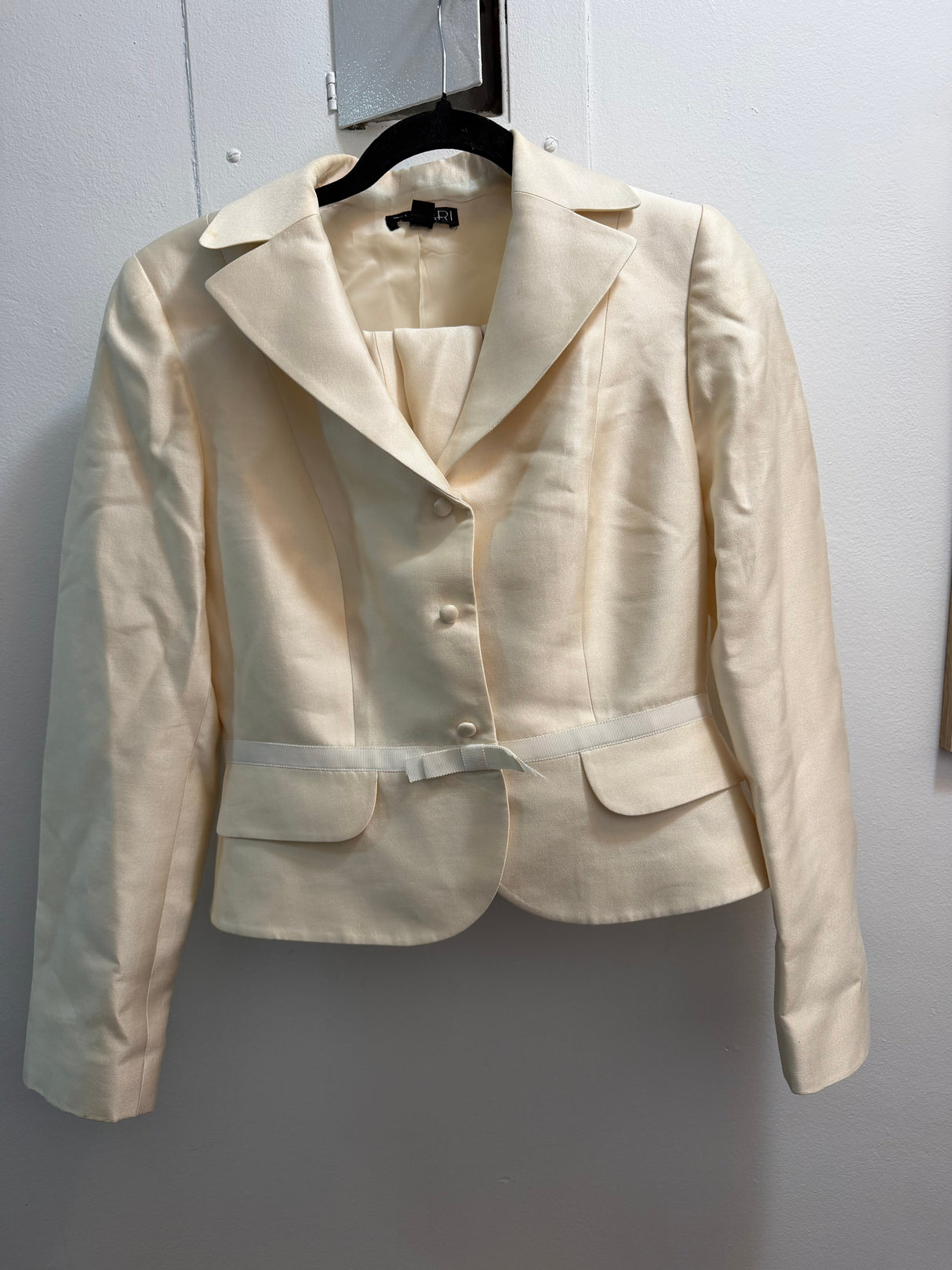 Tahari white silk and wool blend blazer and skirt set