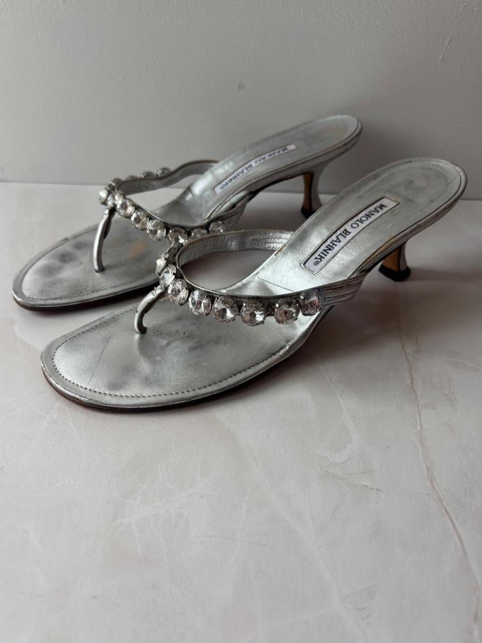 Manolo Blahnik EU 39 Silver Leather Crystal Thong Kitten Heel Sandal