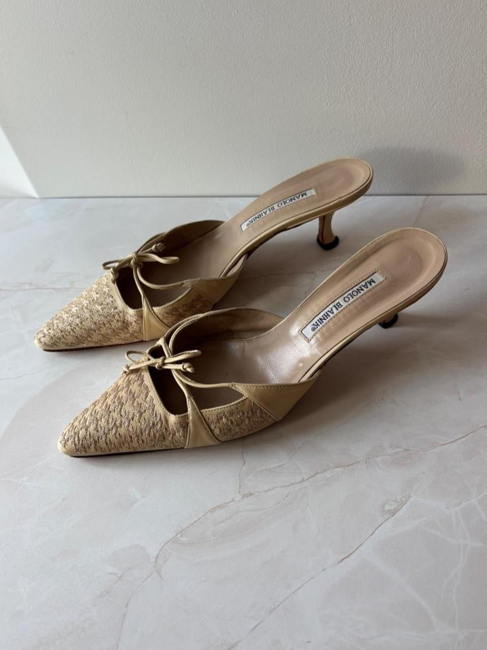 Manolo Blahnik EU 40.5 Cream Houndstooth Embroidered Pointed Toe Kitten Heel Mule
