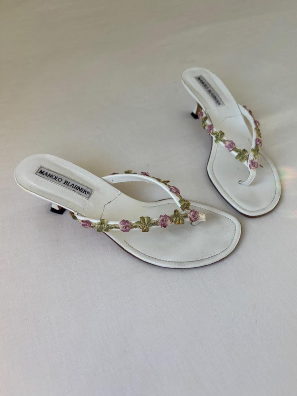 Manolo Blahnik EU 36 White Leather Floral Thong Kitten Heel Sandal