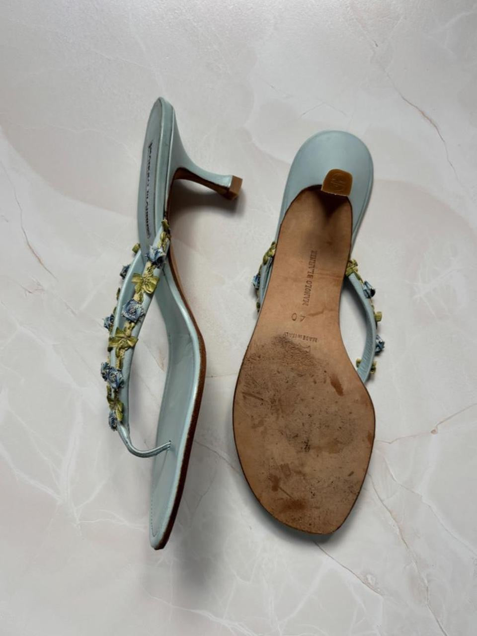 Manolo Blahnik EU 40 Ice Blue Leather Thong Sandal Kitten Heel