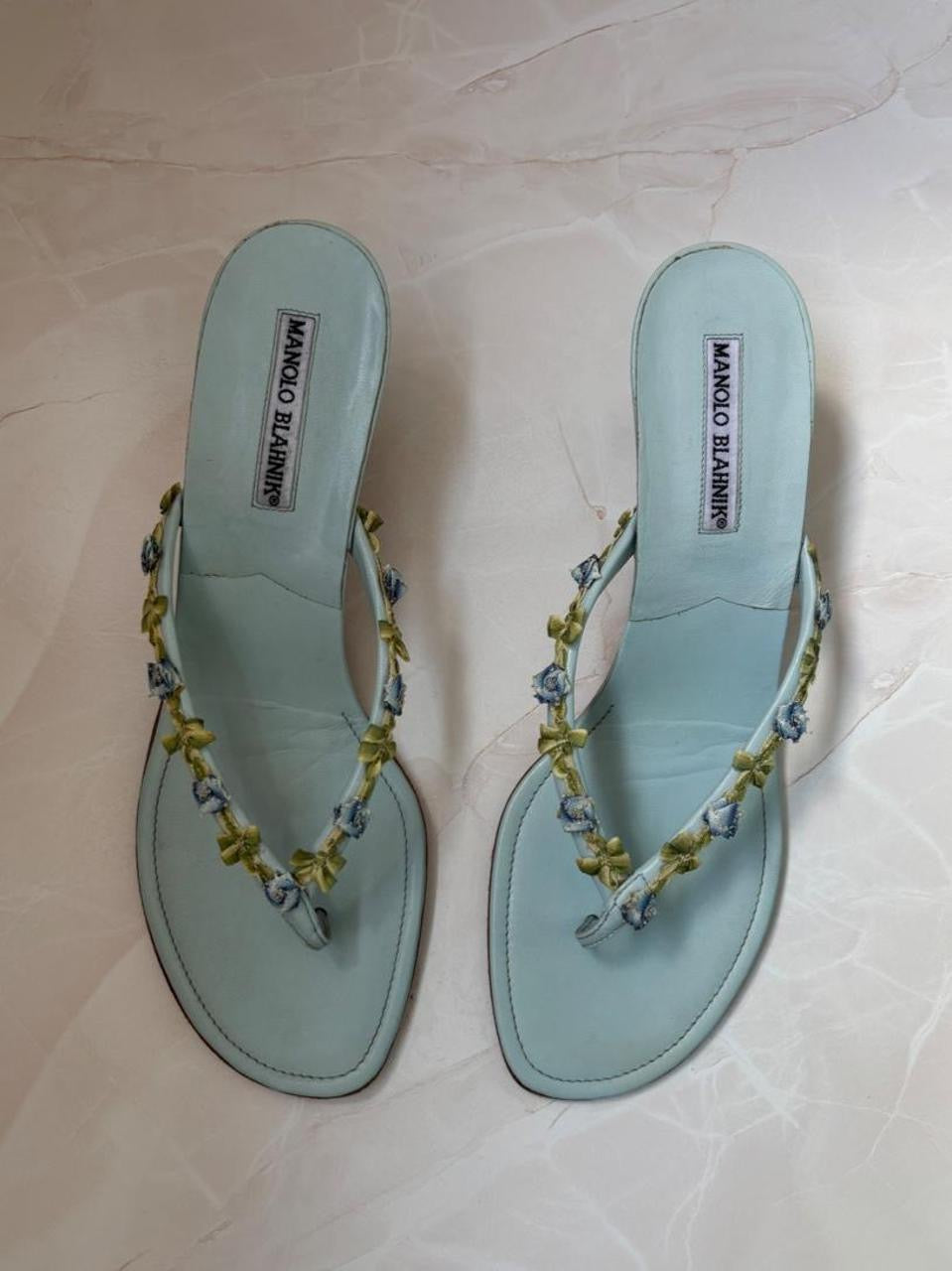 Manolo Blahnik EU 40 Ice Blue Leather Thong Sandal Kitten Heel