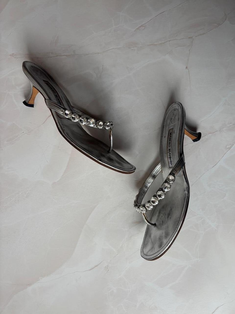 Manolo Blahnik EU 39 Silver Leather Crystal Thong Kitten Heel Sandal