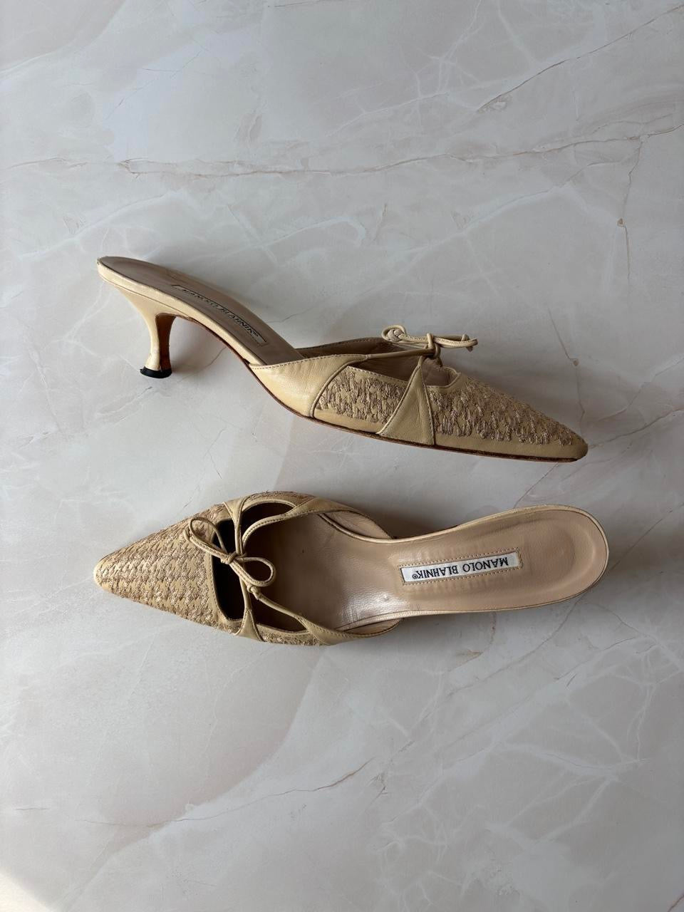 Manolo Blahnik EU 40.5 Cream Houndstooth Embroidered Pointed Toe Kitten Heel Mule