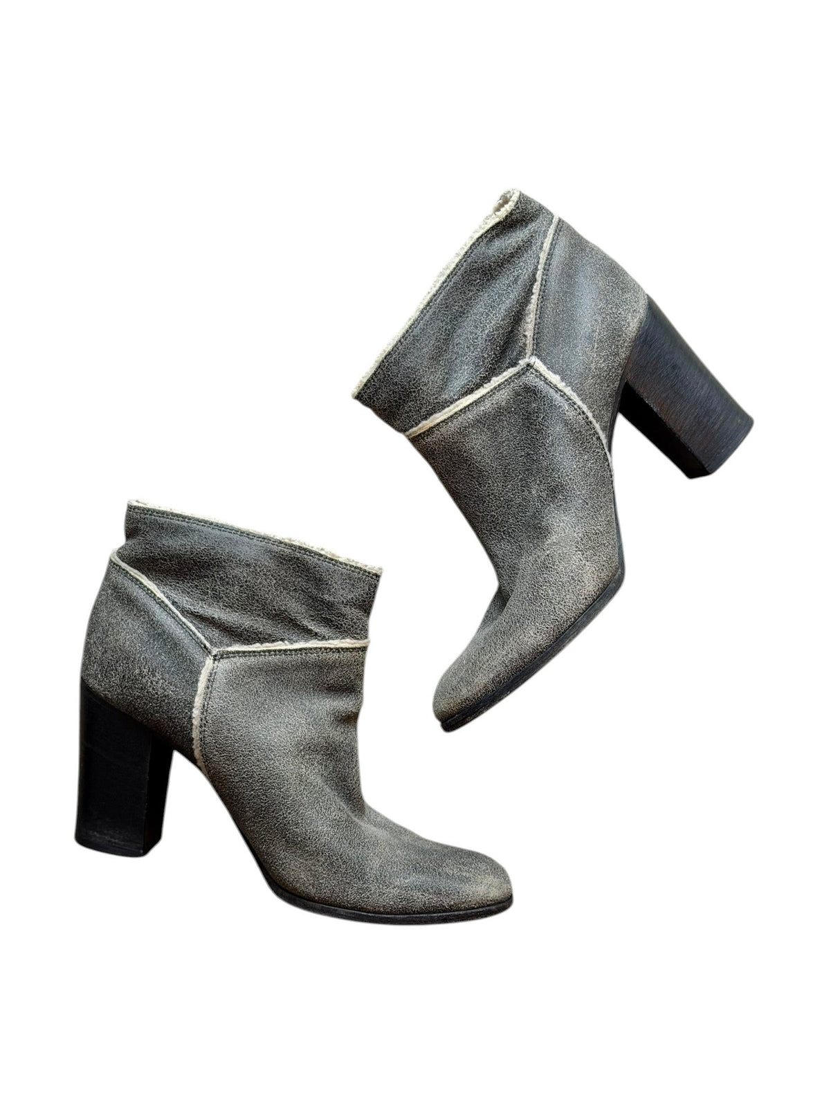 Chanel grey distressed suede and shearling boots (37)