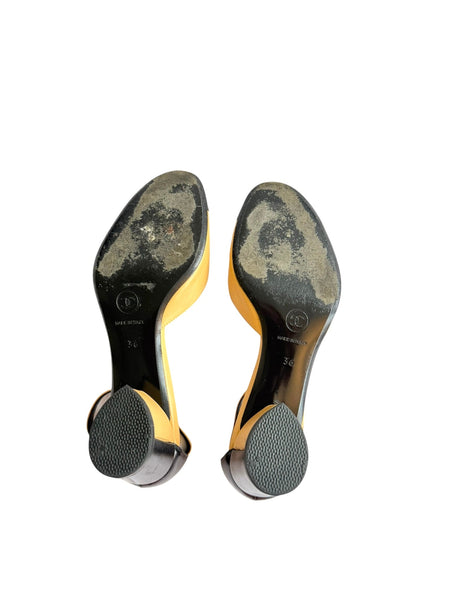 Chanel beige and black cap toe heels (36)