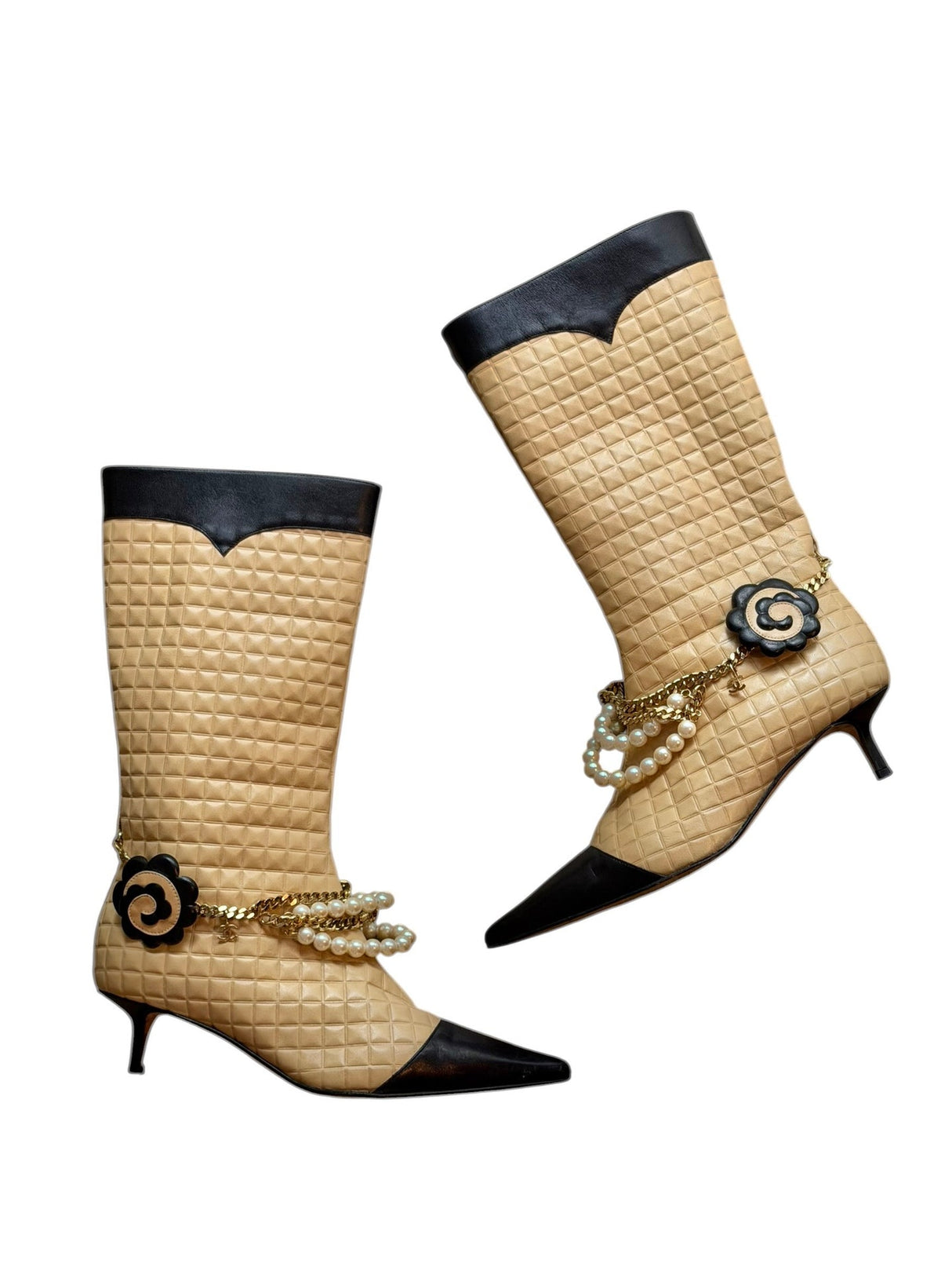 Chanel cream and black quilted boots from 2002 (37.5)