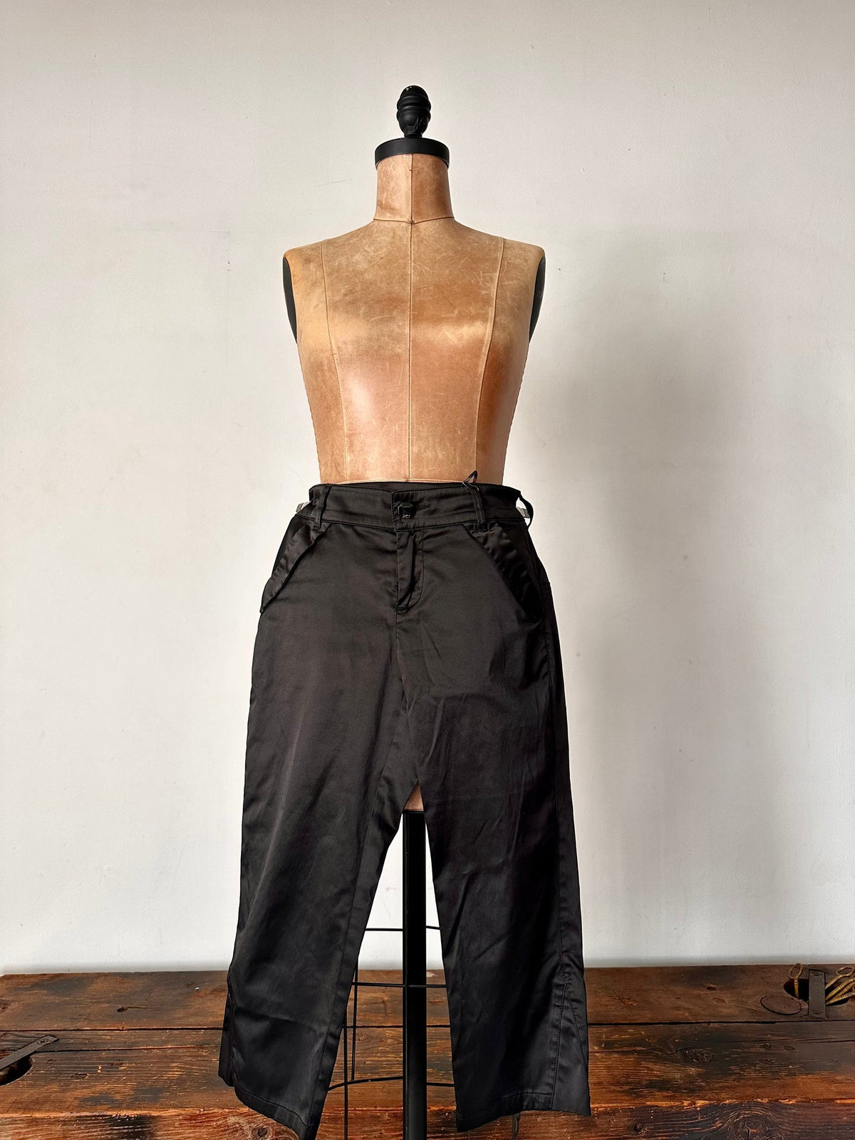 Ochirly Noir satin capris