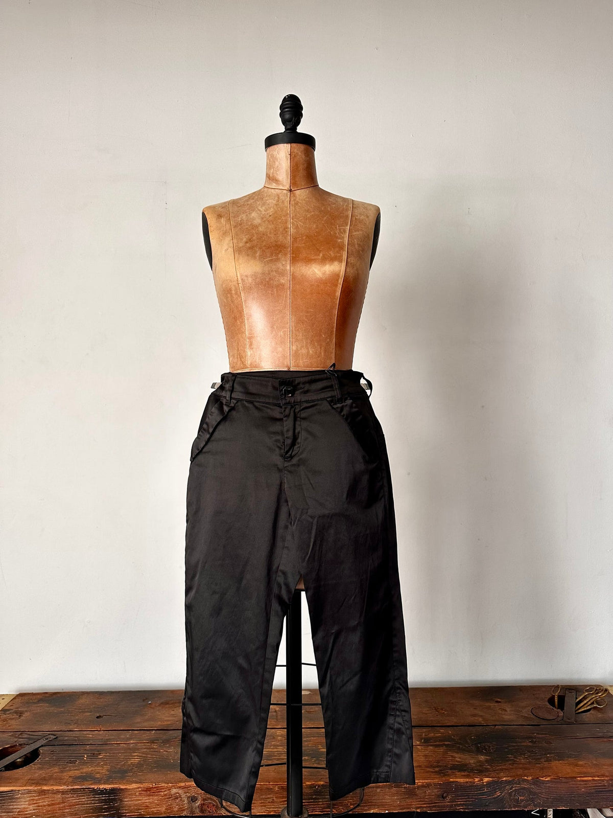 Ochirly Noir satin capris