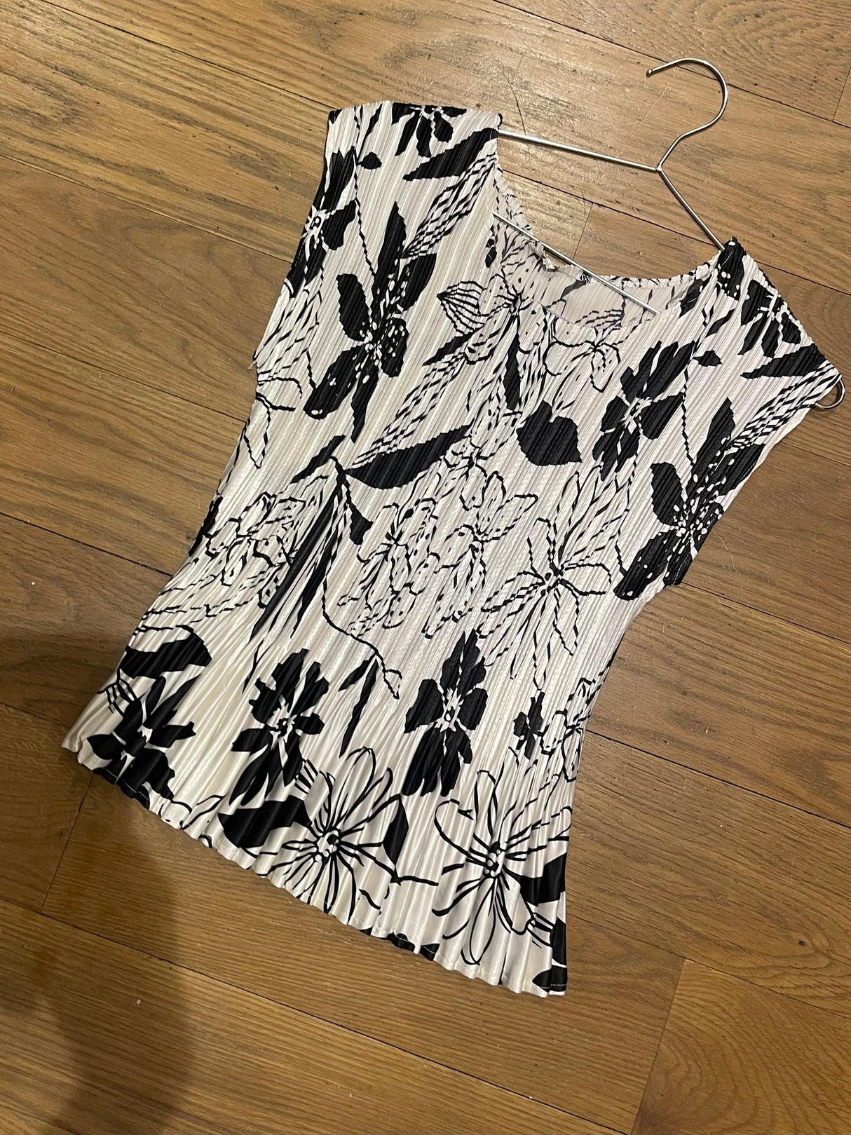 white and black plisse top