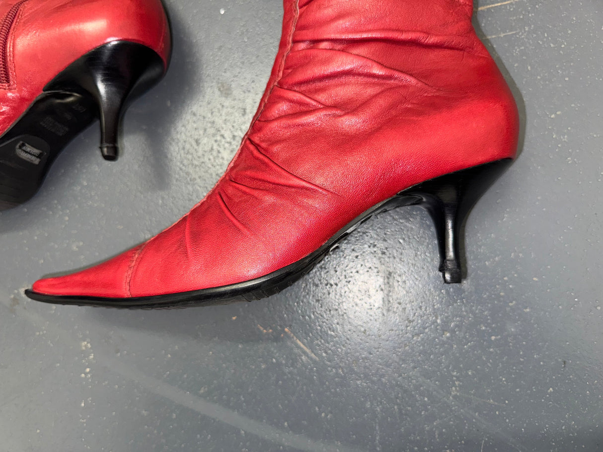 BANDOLINO Red Ruched Leather Pointed Toe Ankle Boot Sz US 8